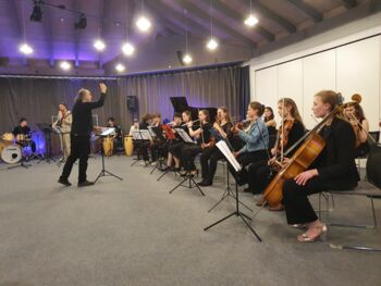 Crossover-Tutti-Proben der „SVA-Very-Big-Band“, Bernd Ruf dirigiert Jugendliche in einer Combo aus klassischen und Pop-Instrumenten